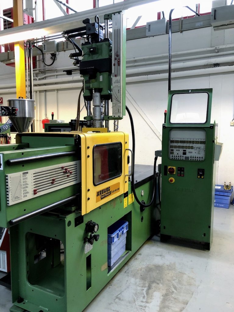 Injection molding machine with vertical injection unit